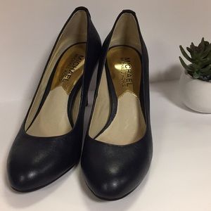 Navy Pumps
